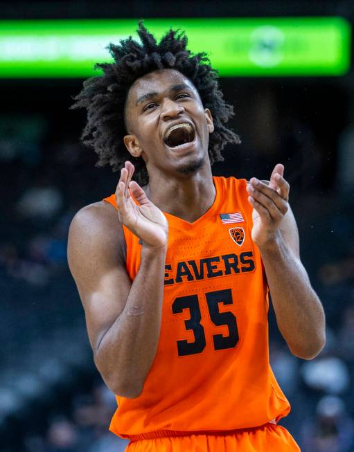 Oregon State Beavers forward Glenn Taylor Jr. (35) is pumped as they close the gap to three poi ...