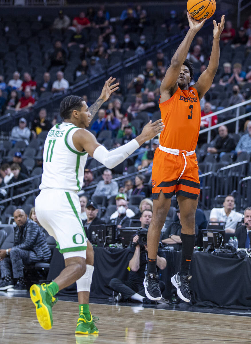 Oregon Ducks guard Rivaldo Soares (11) arrives late ion the defense as Oregon State Beavers gua ...