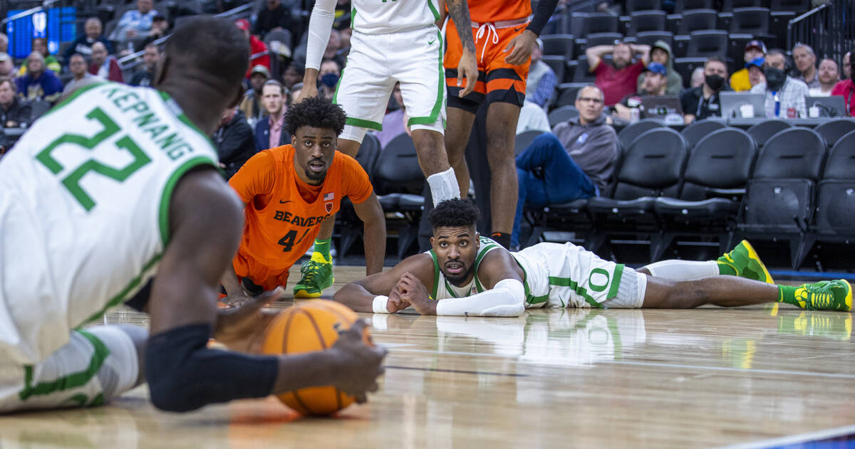 Oregon Ducks center Franck Kepnang (22) looks to pass as Oregon State Beavers forward Ahmad Ran ...