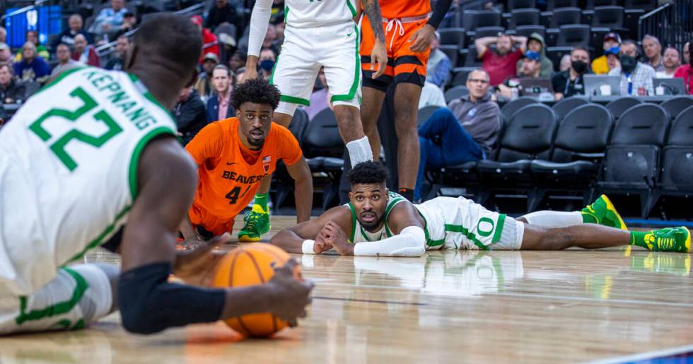 Oregon Ducks center Franck Kepnang (22) looks to pass as Oregon State Beavers forward Ahmad Ran ...