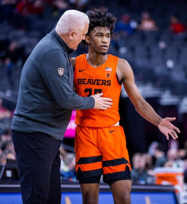 Oregon State Beavers head coach Wayne Tinkle counsels forward Glenn Taylor Jr. (35) as they kee ...