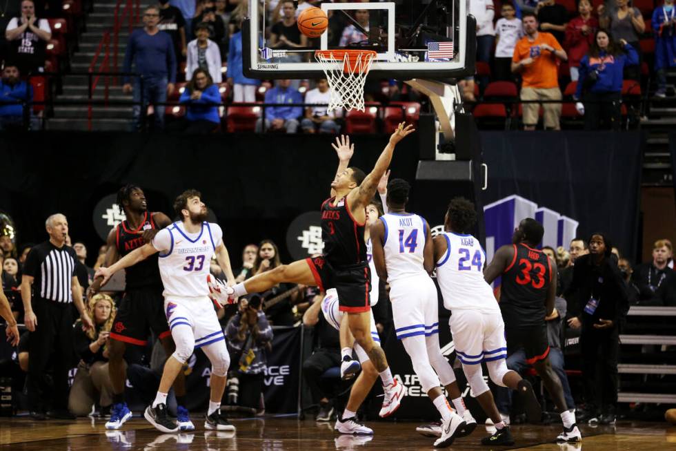 Boise State Broncos defends a shot by the San Diego State Aztecs in the last play of the Mounta ...