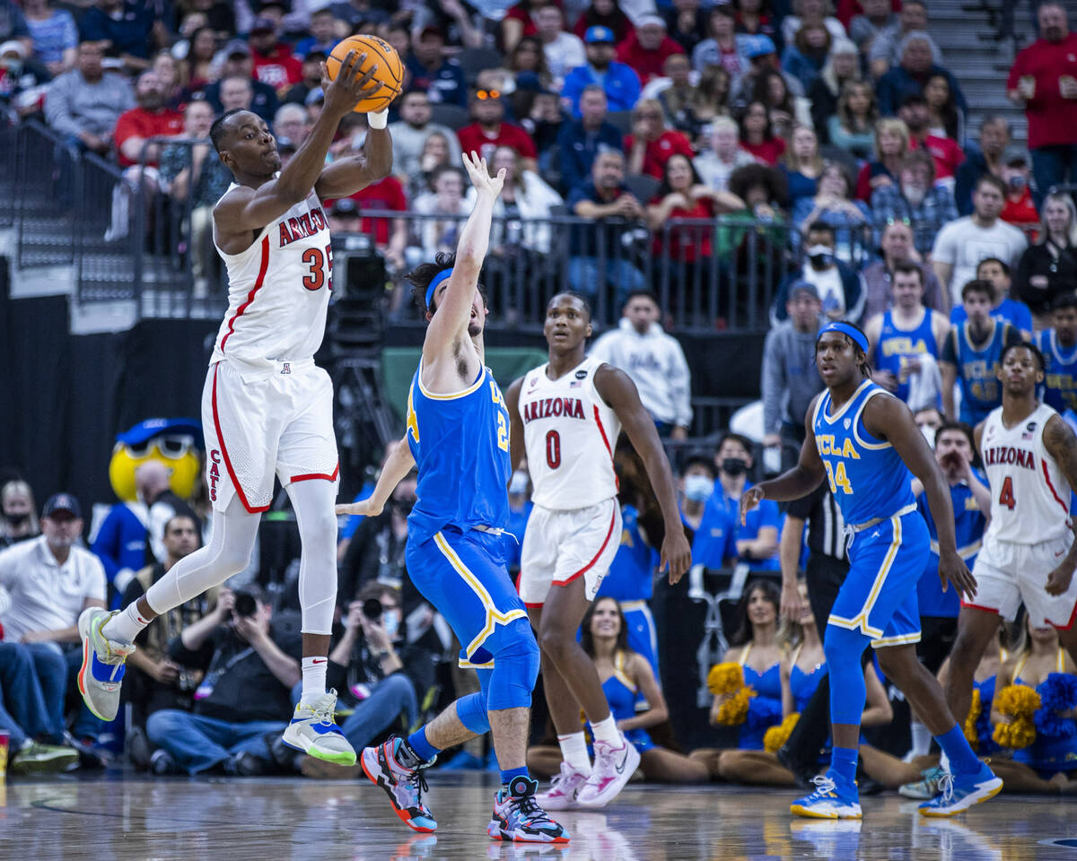 Arizona Wildcats center Christian Koloko (35) goes up for a long pass back over UCLA Bruins gua ...