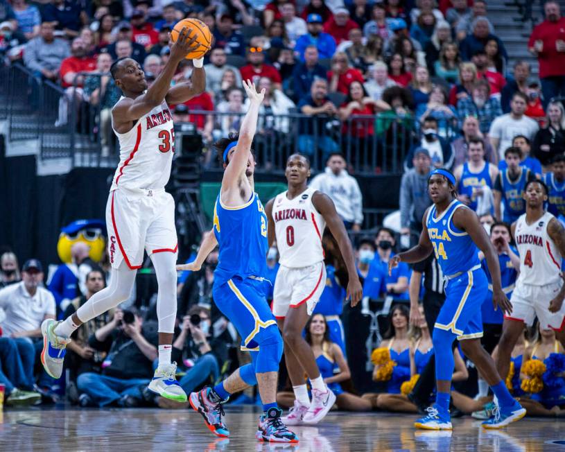 Arizona Wildcats center Christian Koloko (35) goes up for a long pass back over UCLA Bruins gua ...