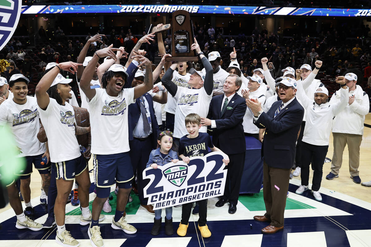 Akron celebrates a win against Kent State in an NCAA college basketball game for the championsh ...