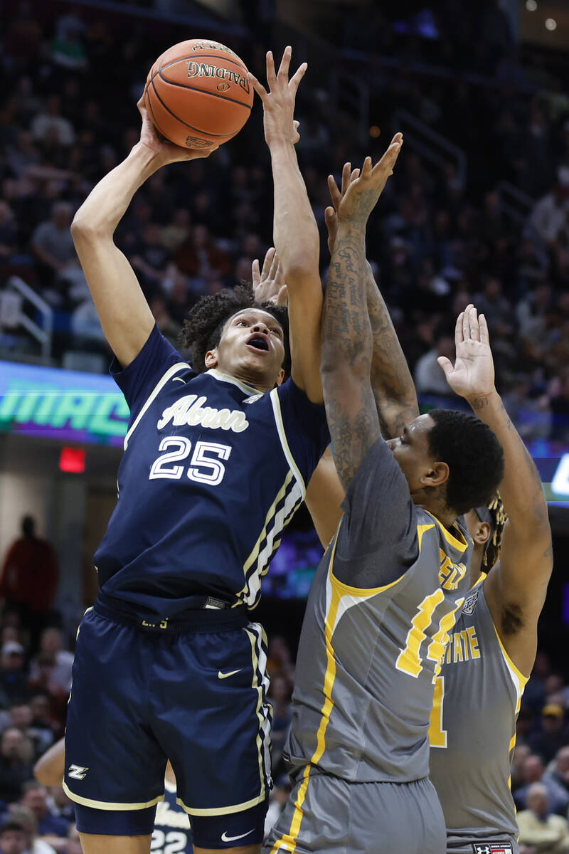 Akron's Enrique Freeman (25) shoots against Kent State's Tervell Beck (14) during the first hal ...