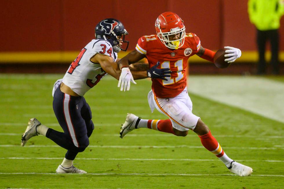 Houston Texans cornerback John Reid (34) tries to tackle Kansas City Chiefs wide receiver Demar ...