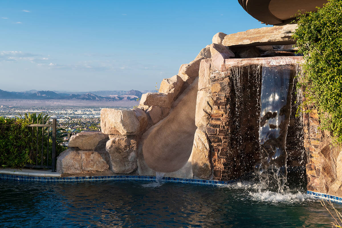 Water feature at the pool. (Simply Vegas)