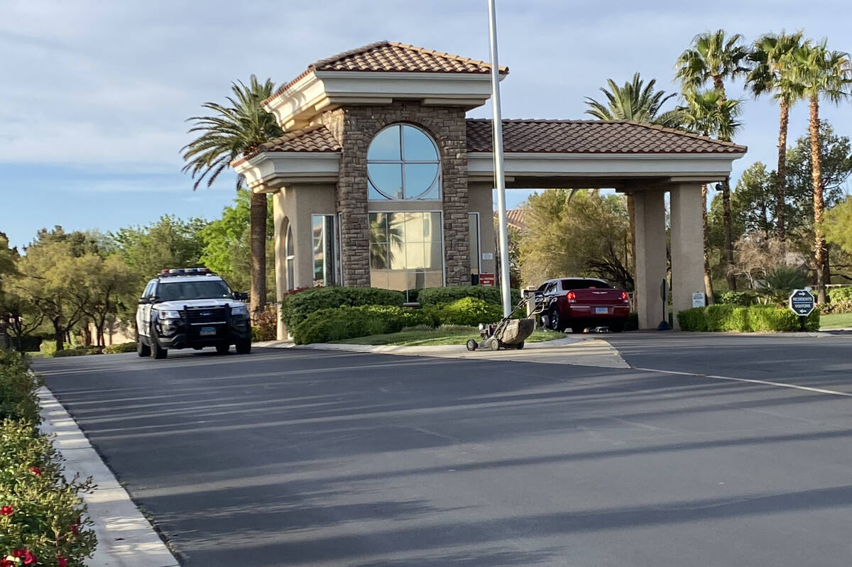 Las Vegas police investigate a shooting in Summerlin on Monday, April 11, 2022. (Glenn Puit/Las ...