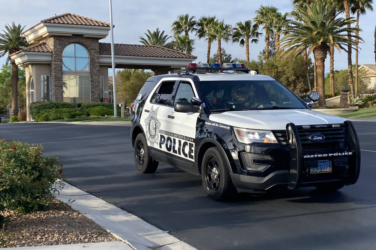 Las Vegas police investigate a shooting in Summerlin on Monday, April 11, 2022. (Glenn Puit/Las ...