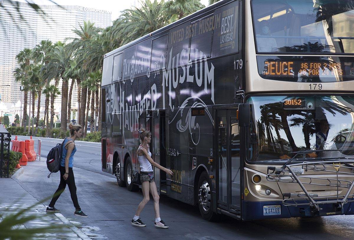 Commuters board an RTC bus near Caesars Palace Thursday, June 4, 2020, in Las Vegas. (Bizuayehu ...