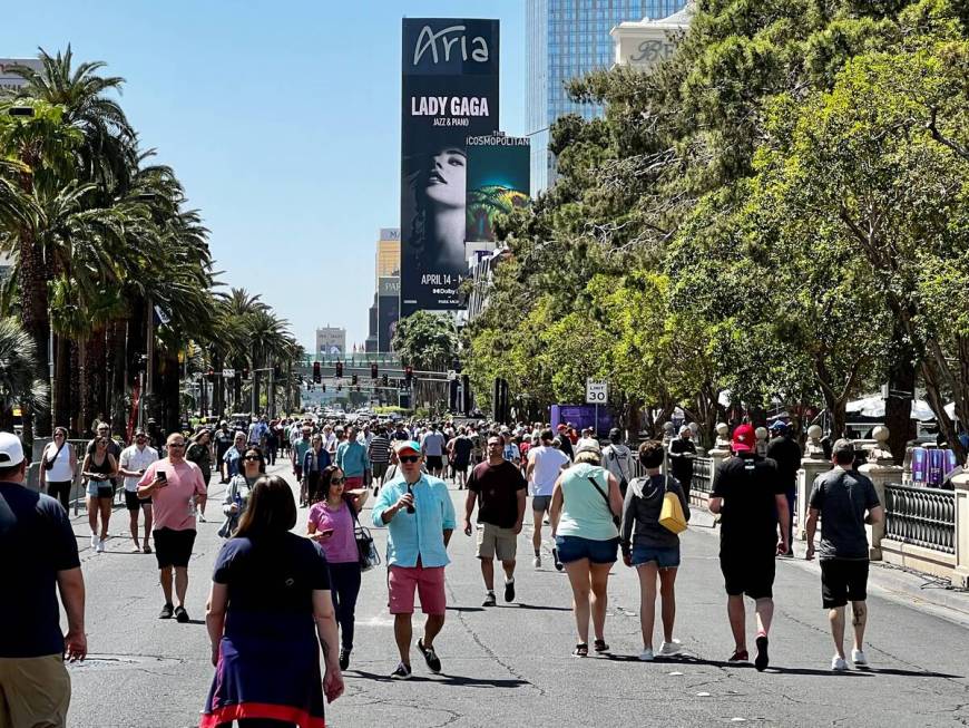 The Strip is closed to walking traffic only across from the Bellagio. (L.E. Baskow/Las Vegas Re ...