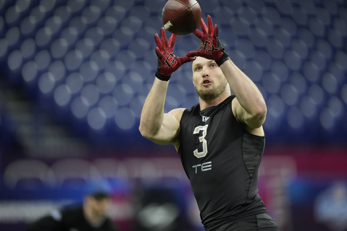 San Diego State tight end Daniel Bellinger (03) participates in a drill at the 2022 NFL Combine ...