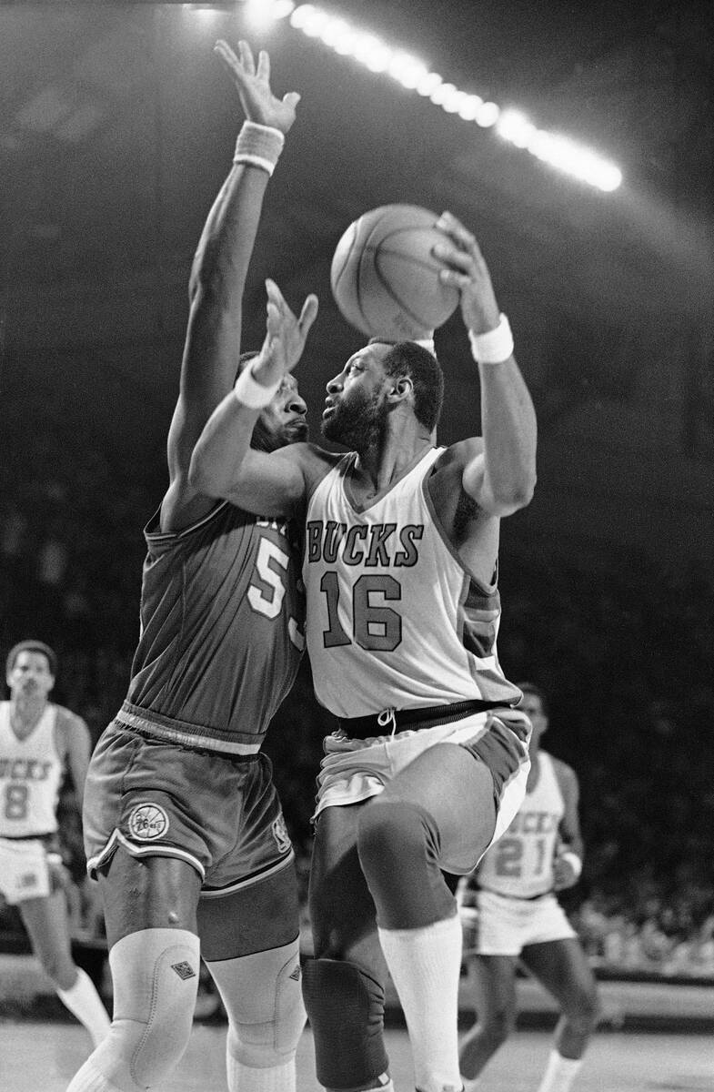 FILE -Milwaukee Bucks Bob Lanier (16) moves for the basket as Philadelphia 76ers Darryl Dawkins ...