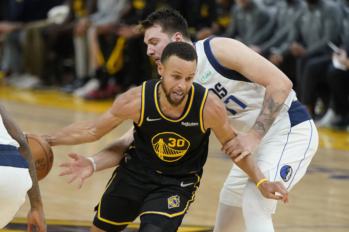 Golden State Warriors guard Stephen Curry (30) drives to the basket against Dallas Mavericks gu ...