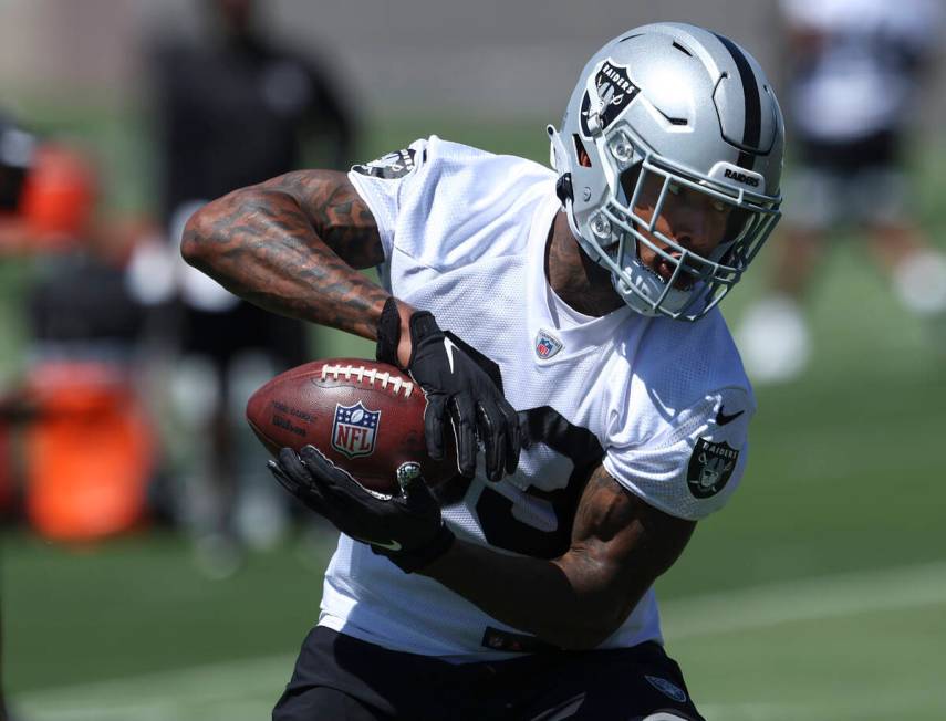 Raiders tight end Darren Waller participates during practice at Raiders Headquarters and Interm ...
