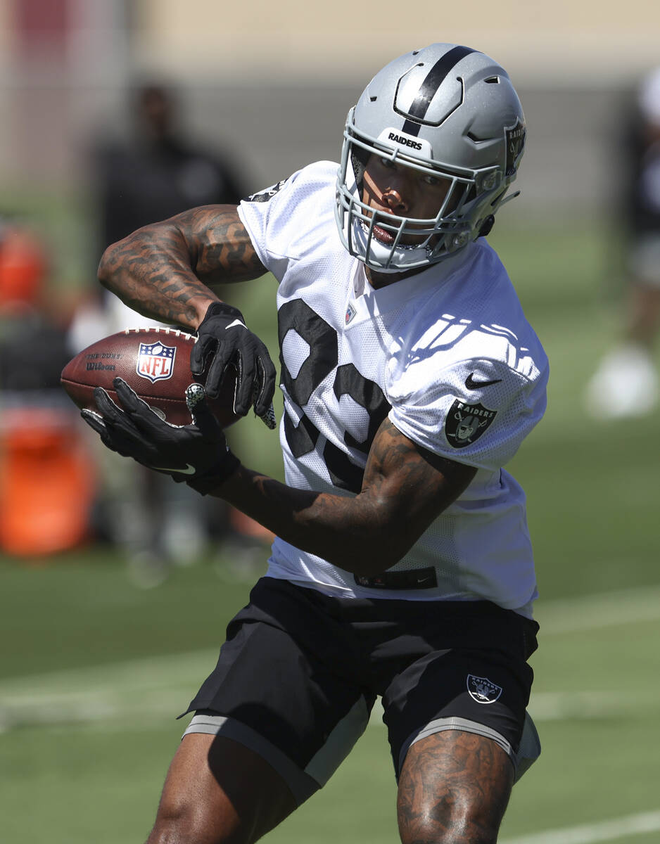 Raiders tight end Darren Waller participates during practice at Raiders Headquarters and Interm ...