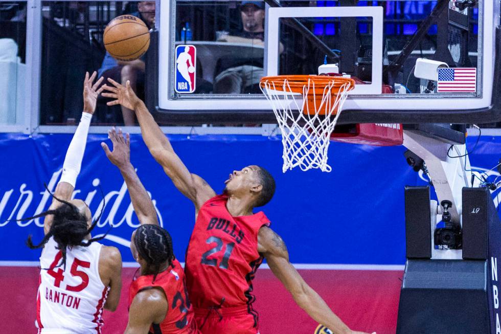 Toronto Raptors guard Dalano Banton(45) gets off a shot over the Chicago Bulls forward Justin L ...