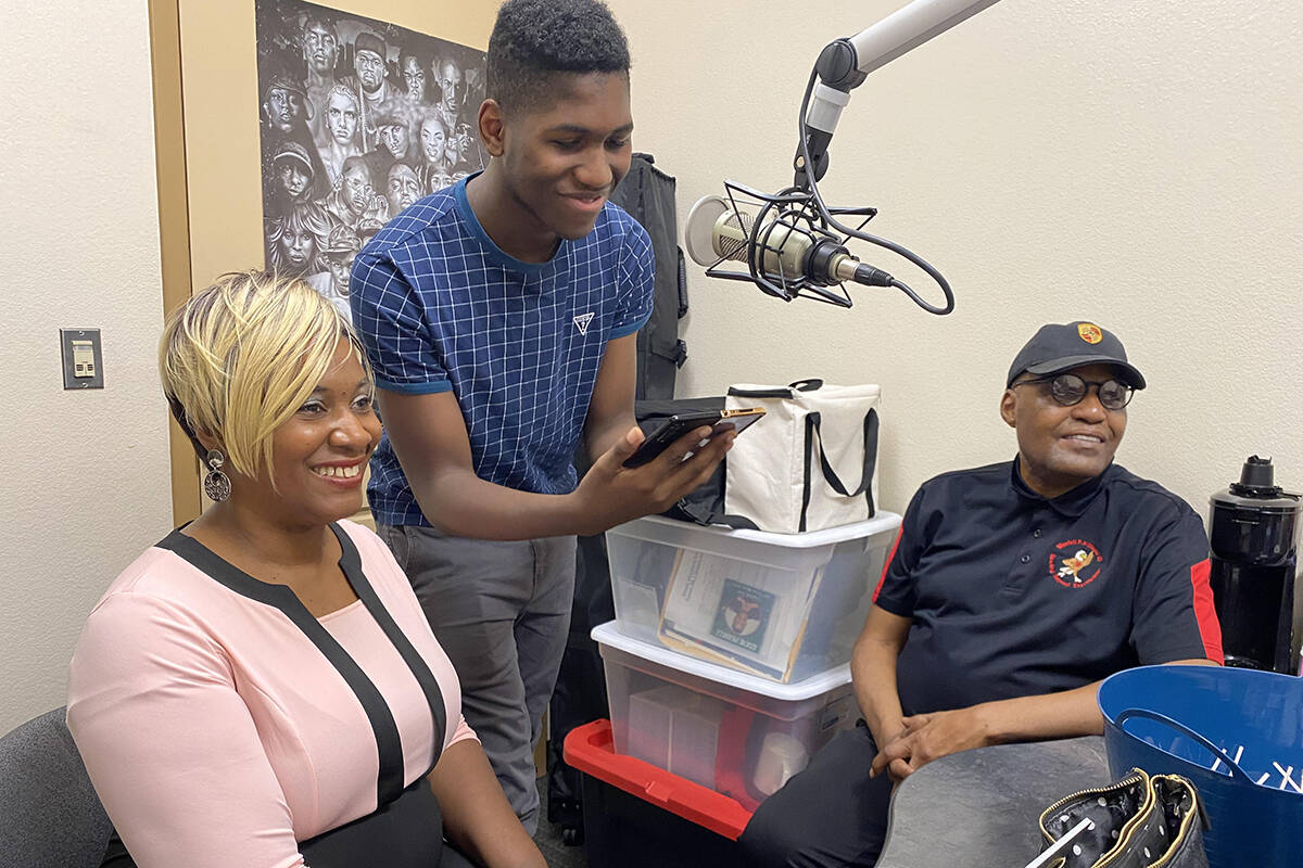 Meahel Heard-Pitra, center, helps Duana "The Tech Queen" Malone, left, and Wendell Williams rec ...