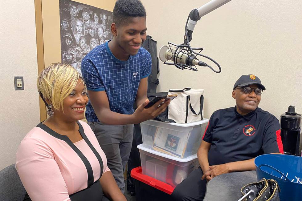 Meahel Heard-Pitra, center, helps Duana "The Tech Queen" Malone, left, and Wendell Williams rec ...