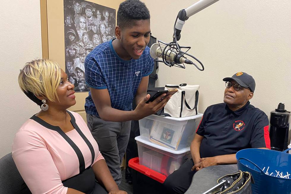 Meahel Heard-Pitra, center, helps Duana "The Tech Queen" Malone, left, and Wendell Williams rec ...