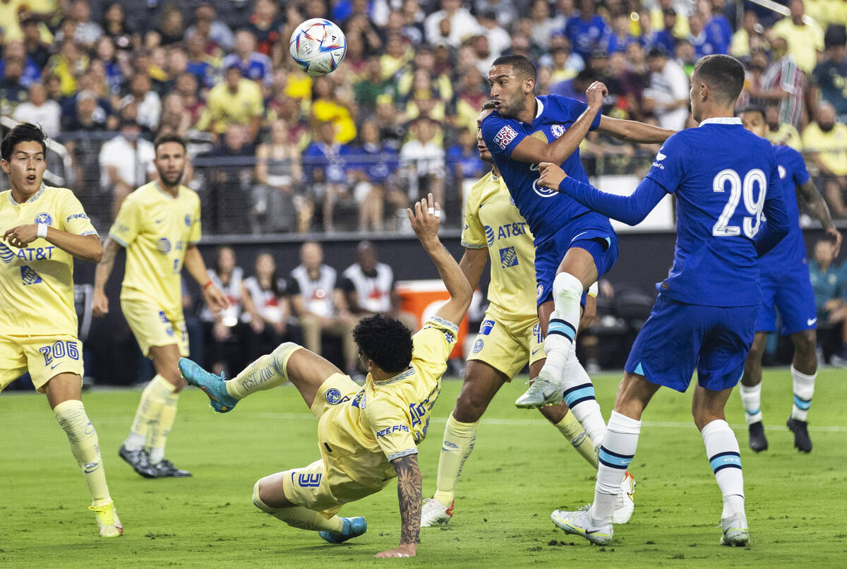 Chelsea’s Hakim Ziyech (22) competes for a ball with Club América players off a cor ...