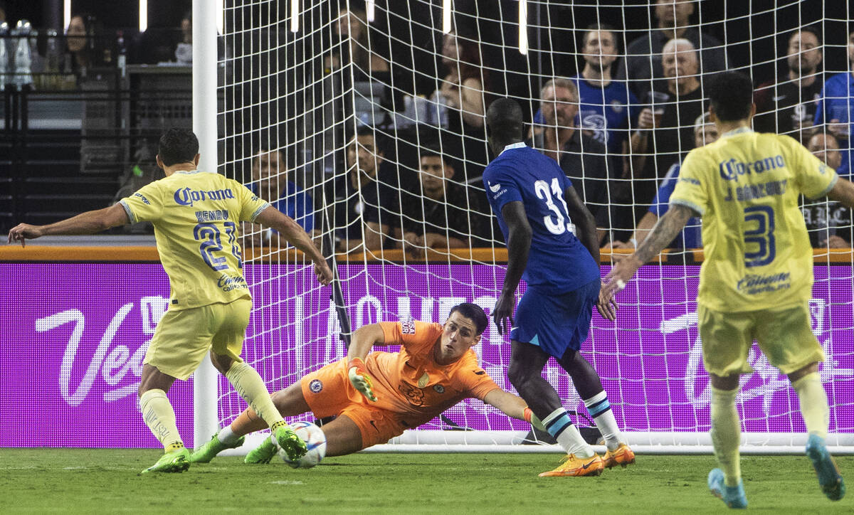 Chelsea’s Kepa Arrizabalaga (1) makes a save against Club América’s Henry Ma ...