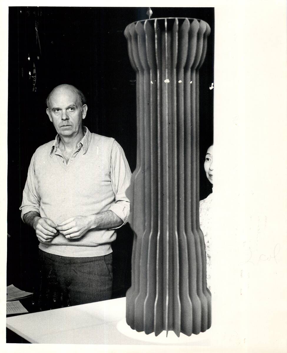 Claes Oldenburg creating the flashlight in 1980. (Scott Henry/Las Vegas Review-Journal)