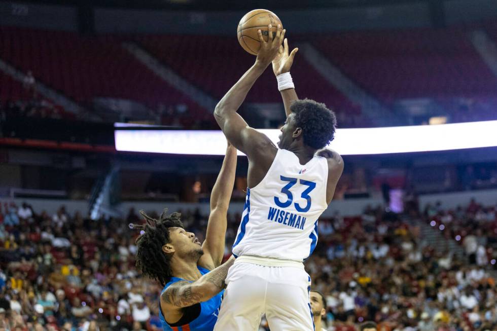 Golden State Warriors' James Wiseman (33) takes a shot over Oklahoma City Thunder's Jaylin Will ...