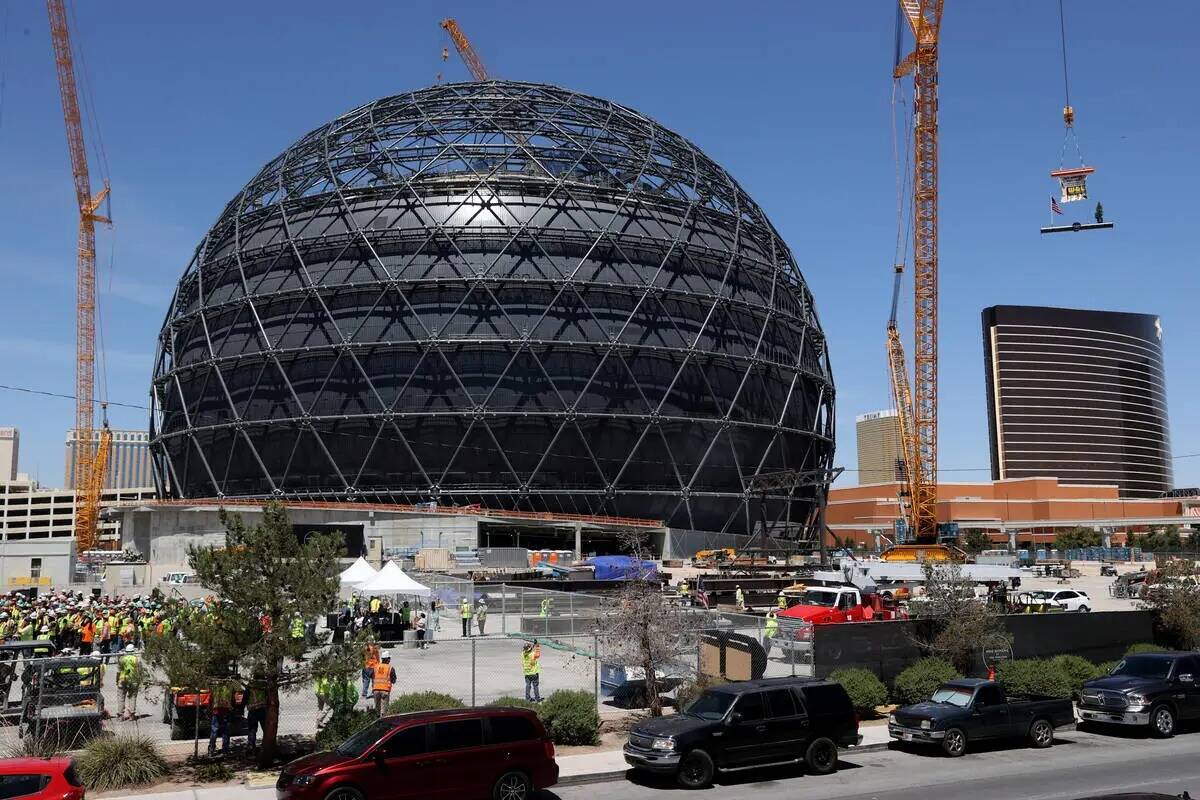 La viga final se coloca en la cima de la MSG Sphere en The Venetian durante una ceremonia de co ...