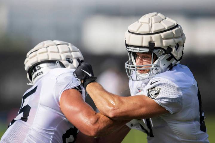 Raiders tight ends Cole Fotheringham (85) and Foster Moreau (87) drill during the team’s ...