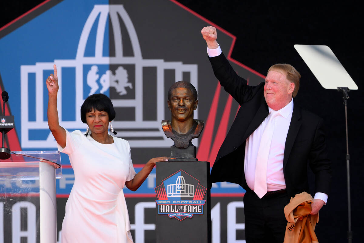 Mark Davis, right, and Elaine Anderson, Cliff Branch's sister, unveil the bust of the former NF ...