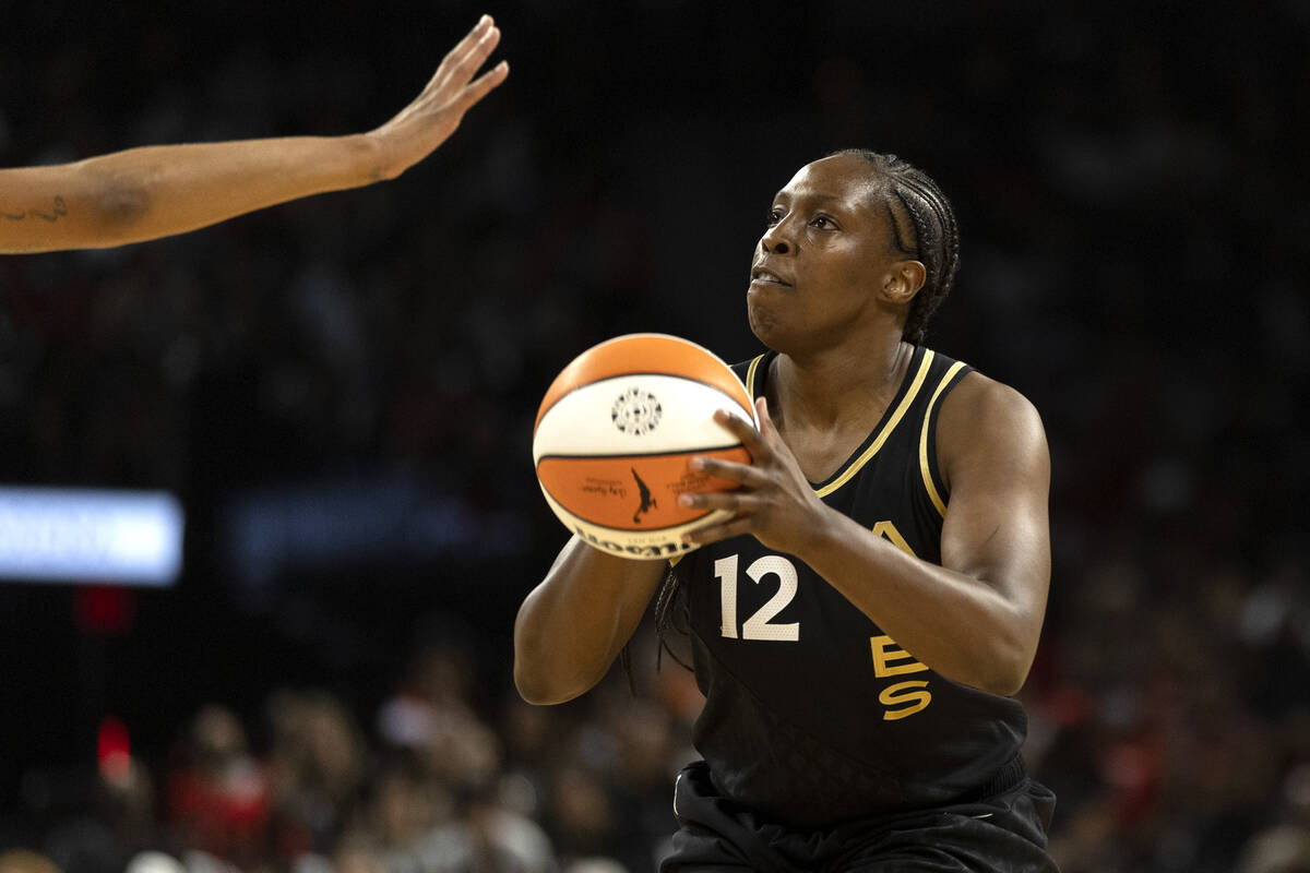 Las Vegas Aces guard Chelsea Gray (12) shoots against the Phoenix Mercury during the first half ...