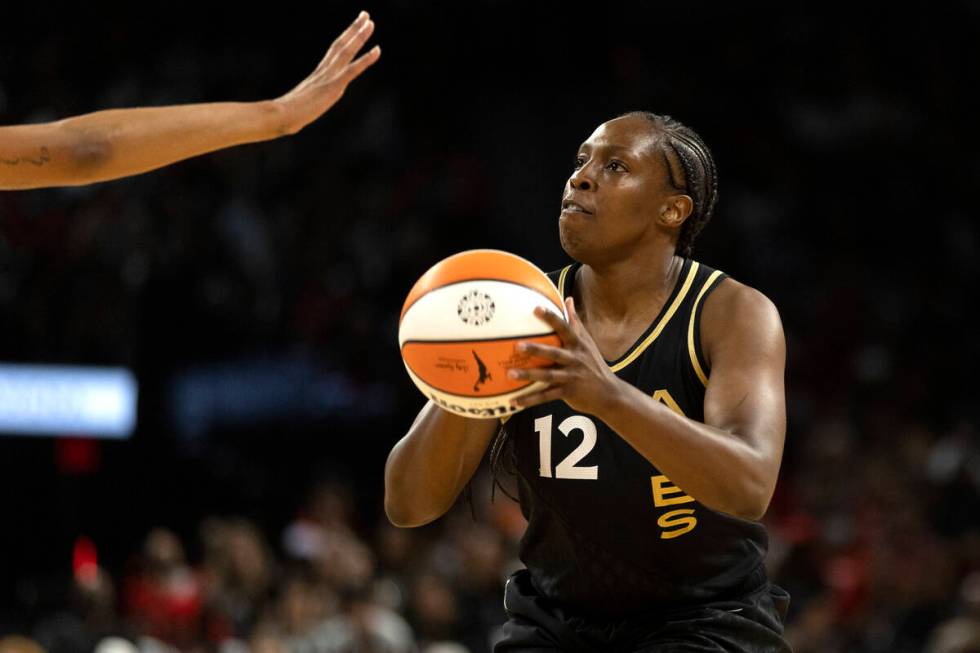 Las Vegas Aces guard Chelsea Gray (12) shoots against the Phoenix Mercury during the first half ...