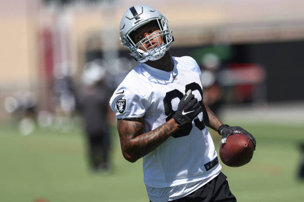 Raiders tight end Darren Waller participates during practice at Raiders Headquarters and Interm ...