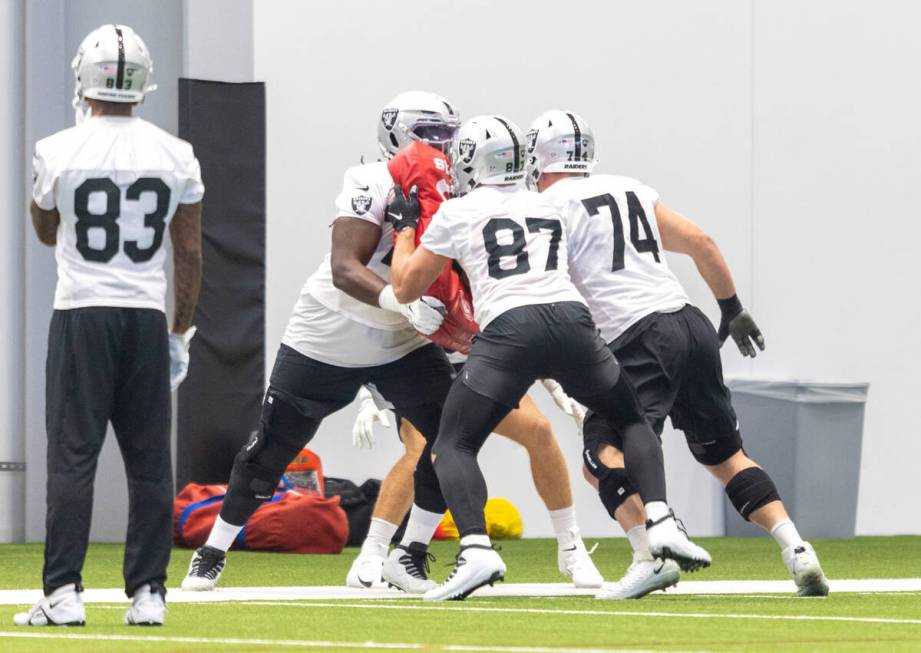 Raiders tight end Darren Waller (83) looks on as offensive lineman Bamidele Olaseni (79), Kolto ...