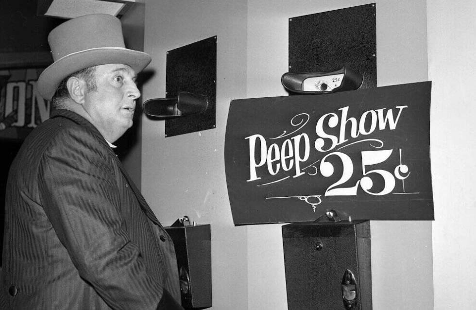 Jay Sarno checks out the peep show at his newly opened Circus Circus. (Las Vegas News Bureau)