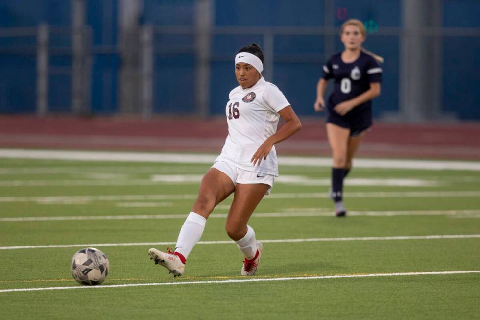 Desert Oasis senior Laila Esteban (16) makes a pass during their game against Centennial High S ...