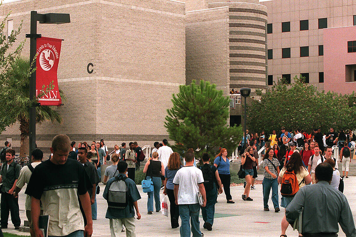 Crowded conditions at UNLV on first day of the fall semester on Aug. 28, 2000. (Las Vegas Revie ...