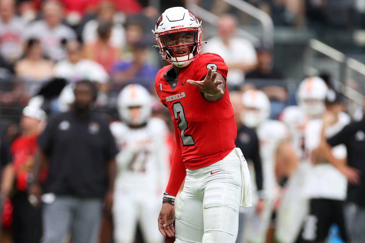 UNLV Rebels quarterback Doug Brumfield (2) gets ready to snap the ball during the first half of ...