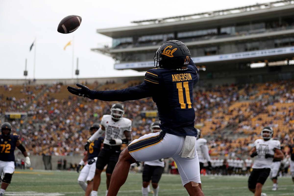 California wide receiver Mavin Anderson (11) drops a pass in the end zone during the first half ...