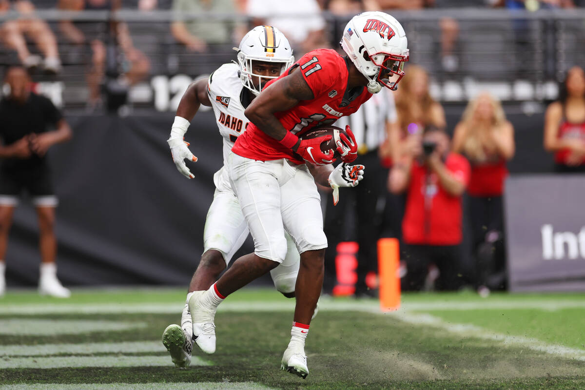 UNLV Rebels wide receiver Ricky White (11) make a touchdown catch under pressure from Idaho Sta ...