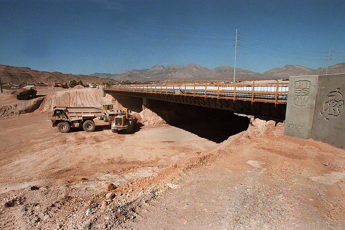 Construction on the 2-15 Beltway on Oct. 16, 2000. (File/Las Vegas Review-Journal)