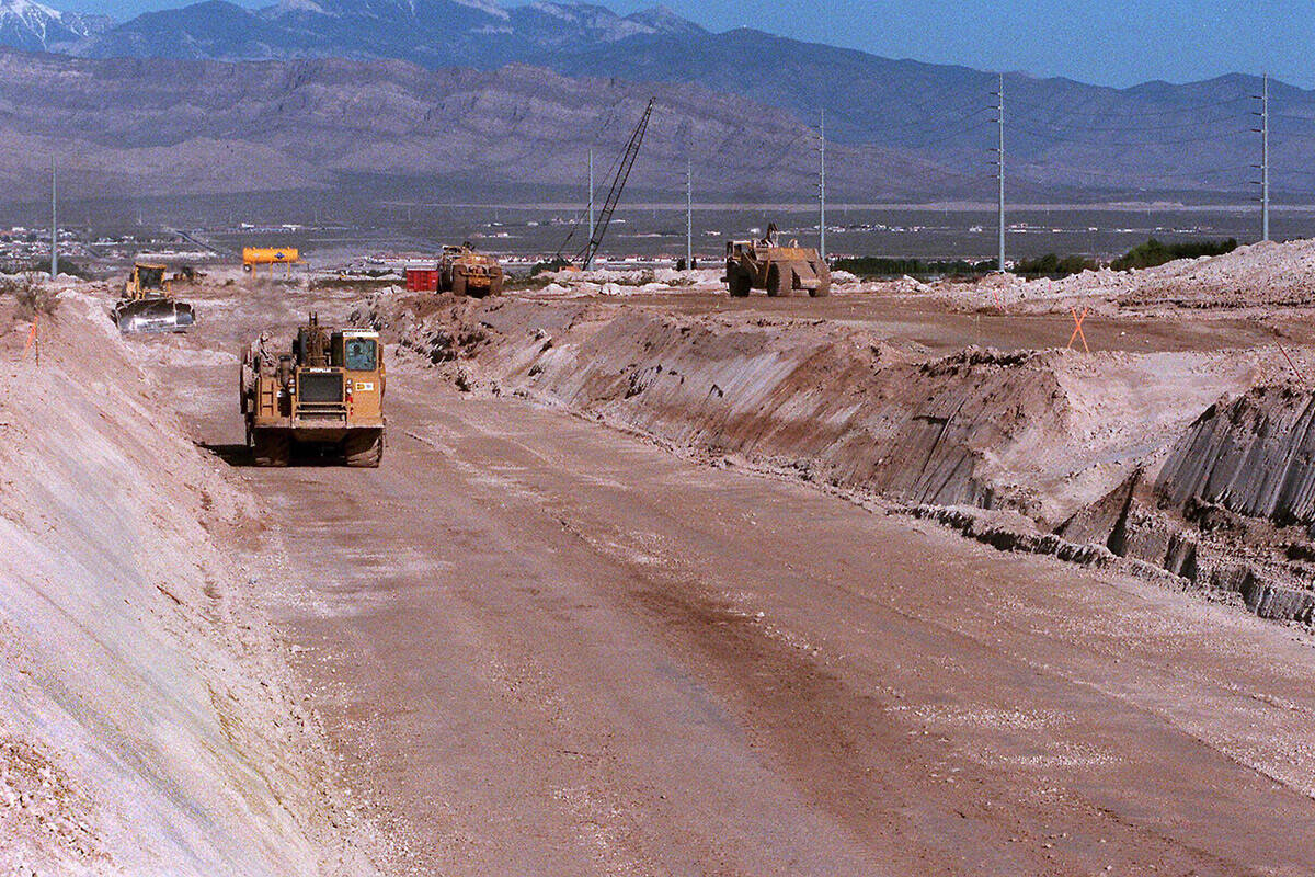 Construction on the 215 Beltway near Ann Road on May 17, 2001. (Gary Thompson/Las Vegas Review- ...