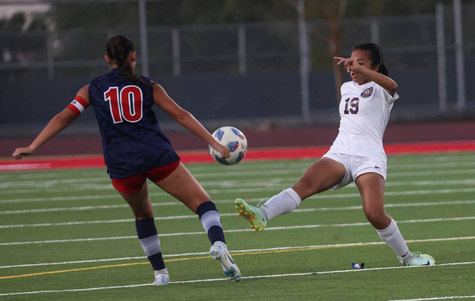 Liberty's Adriana Gonzalez (10) and Desert Oasis' Victoria Poon (19) vie for the ball during a ...