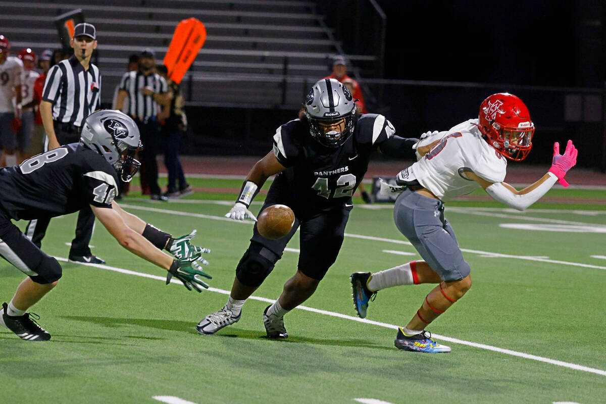 Arbor View’s Jayden Williams (6), right, fails to make the catch against Palo Verde&#x20 ...