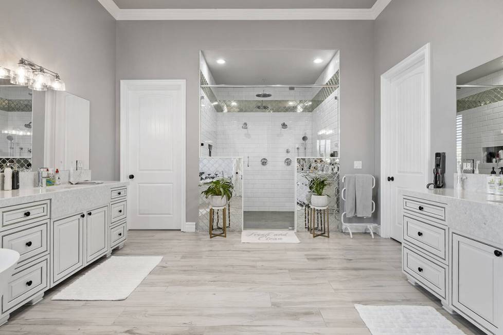 Master bath. (Napoli Group)