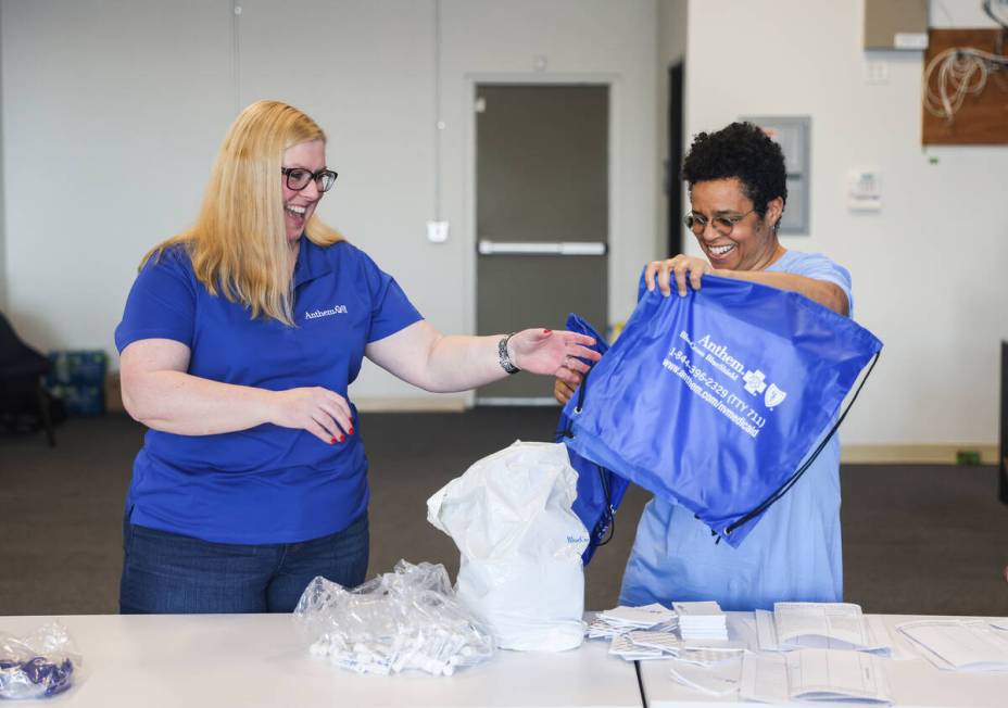 Lisa Bogard, health plan president for Anthem Nevada Medicaid, left, helps Dr. Lisa Thompson, A ...