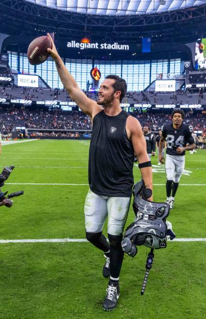 Raiders quarterback Derek Carr (4) celebrates with the fans after defeating the Denver Broncos ...