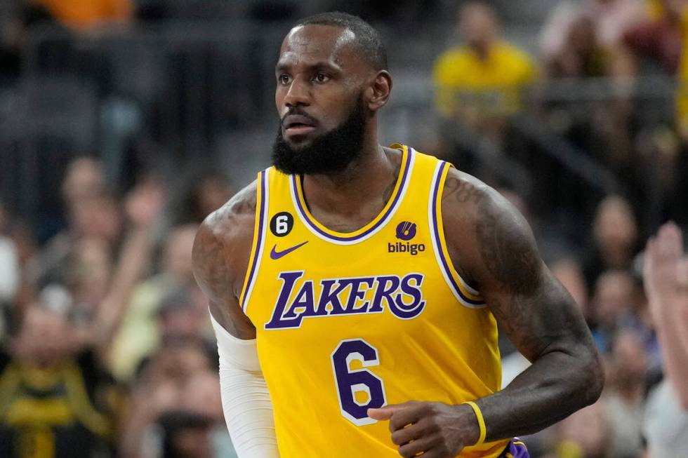 Los Angeles Lakers forward LeBron James (6) plays against the Phoenix Suns during a preseason N ...